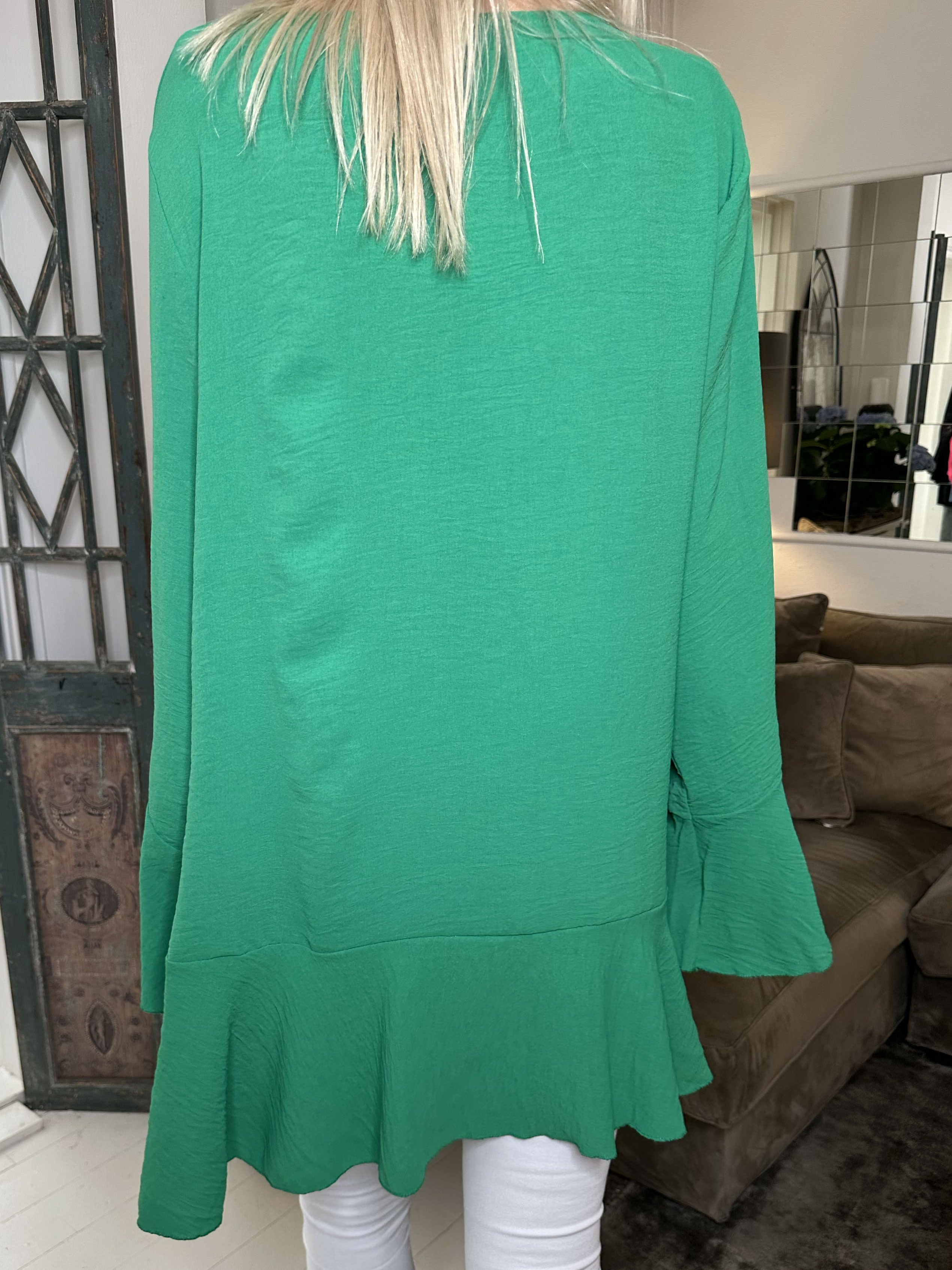 Linja - Söt blus med volang på ärmen